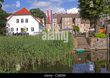 Moated il castello rinascimentale Mellenthin, isola di Usedom, Mar Baltico, Meclemburgo-Pomerania Occidentale, Germania settentrionale Foto Stock