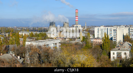 Un dell era sovietica potenza termica impianto nel bel mezzo di una zona residenziale, Gresovskiy, Crimea, autonomia, Ucraina. Foto Stock