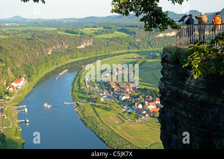 Vista panoramica dal punto di vista Bastei nella Svizzera sassone, Elba massiccio di arenaria, Bassa Sassonia, Germania Foto Stock