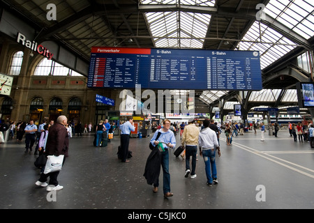 I passeggeri in partenza dalla stazione ferroviaria, Zurigo, Svizzera Foto Stock