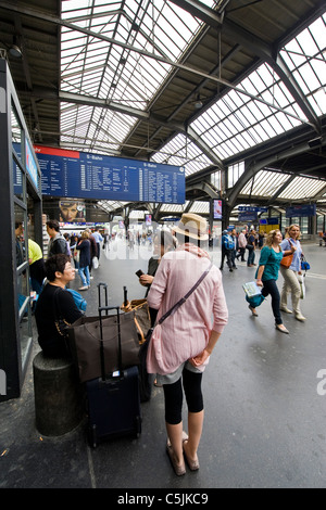 I passeggeri in partenza dalla stazione ferroviaria, Zurigo, Svizzera Foto Stock