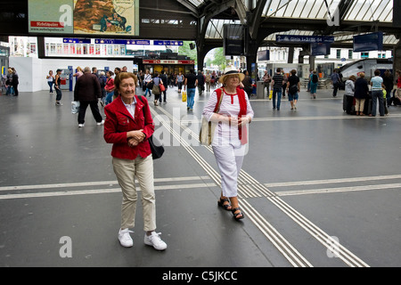 I passeggeri in partenza dalla stazione ferroviaria, Zurigo, Svizzera Foto Stock