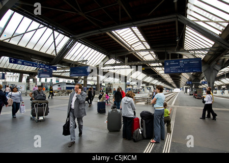 I passeggeri in partenza dalla stazione ferroviaria, Zurigo, Svizzera Foto Stock