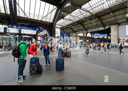 I passeggeri in partenza dalla stazione ferroviaria, Zurigo, Svizzera Foto Stock