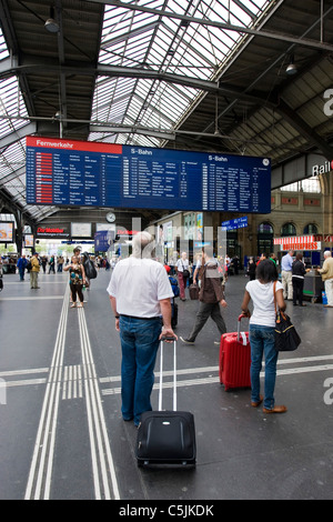 I passeggeri in partenza dalla stazione ferroviaria, Zurigo, Svizzera Foto Stock