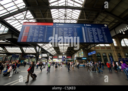 I passeggeri in partenza dalla stazione ferroviaria, Zurigo, Svizzera Foto Stock