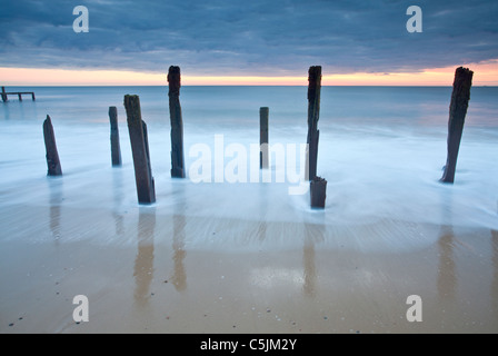 Happisburgh beach alla prima luce sulla costa di Norfolk Foto Stock