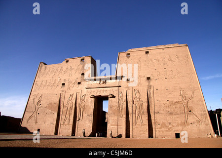 Facciata del Tempio di Edfu -l'Alto Egitto Foto Stock