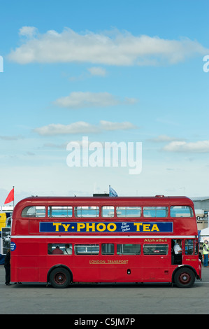 L'AEC Routemaster, Londra double decker bus rosso. Classe RCL CON Ty - PH00 Tea annuncio Foto Stock