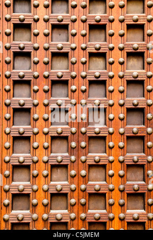 Antica chiesa del castello porta in legno con chiodi e un po' di forme quadrate in Spagna Foto Stock