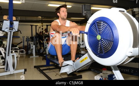 Tom James MBE, campione olimpico 2008, su vogatore nel lago Redgrave Pinsent Rowing e Sherriff Boathouse Caversham, Reading, Berkshire, Regno Unito Foto Stock