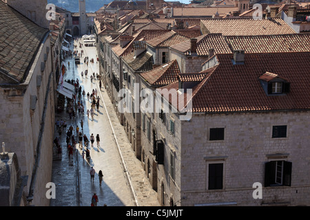 Il Stradun, Dubrovnik, Croazia come visto dalle mura della città Foto Stock