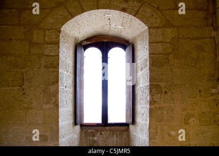 Arco vista interna da Maiorca Bellver castello in pietra in Palma de Mallorca Foto Stock