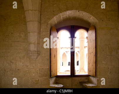 Arco vista interna da Maiorca Bellver castello in pietra in Palma de Mallorca Foto Stock