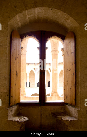 Arco vista interna da Maiorca Bellver castello in pietra in Palma de Mallorca Foto Stock