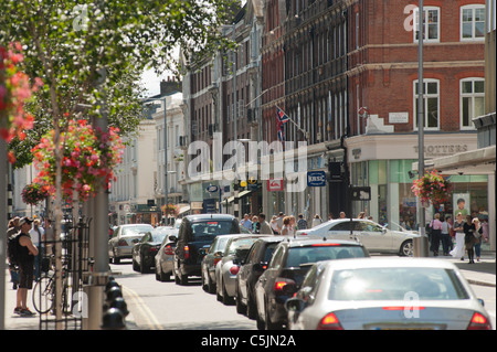 Il traffico su Kings Road nel quartiere di Chelsea, vicino alla giunzione con Sloane Square, Londra, Regno Unito. Foto Stock