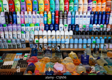 Turkmenistan - aşgabat - Mercato di domenica - Visualizzazione di prodotti cosmetici in vendita Foto Stock