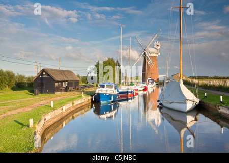 Il mulino a vento di Horsey su una serata estati su Norfolk Broads Foto Stock