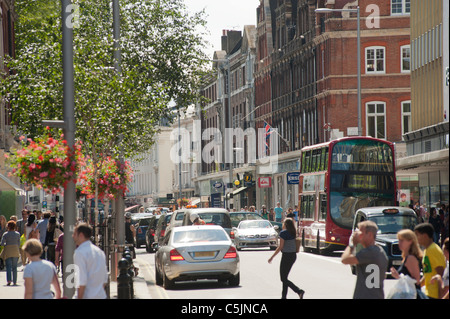 Un pomeriggio occupato su Kings Road, vicino alla giunzione con Sloane Square a Chelsea, Londra, Inghilterra, Regno Unito. Foto Stock