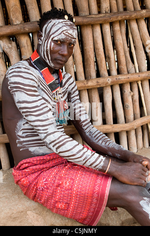 Ritratto di un Karo tribesman presso il villaggio di Kolcho nella bassa valle dell'Omo, l'Etiopia meridionale, Africa. Foto Stock