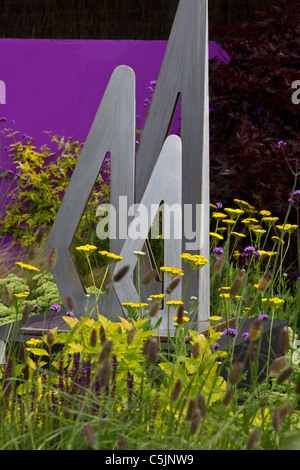 Salva una vita, goccia il coltello' Landscape Garden presentano RHS Royal Horticultural Show Tatton Park, Cheshire, luglio 2011. Foto Stock