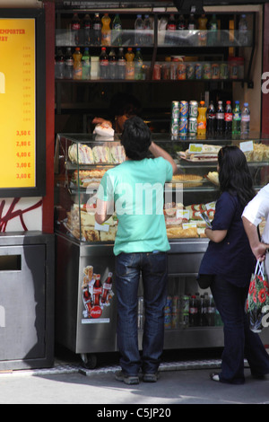 Bar sandwich coda in Montmartre Parigi Foto Stock