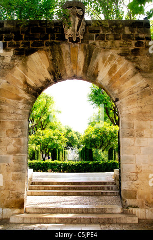 Arco di pietra in ingresso al Hort del Rei gardens Palma de Mallorca vicino Almudaina Foto Stock