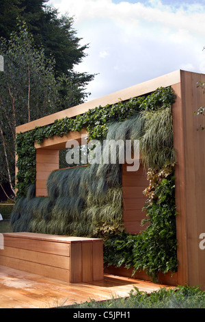 The Green Room Plant Wall Wooden Landscape Garden Show Garden Exhibit RHS Royal Horticultural Show Tatton Park, Cheshire, luglio 2011. Foto Stock