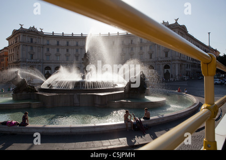 Fontana di Piazza della Repubblica Roma da a double decker bus Foto Stock