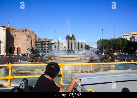 Piazza della Repubblica a Roma visto da double decker bus turistici Foto Stock