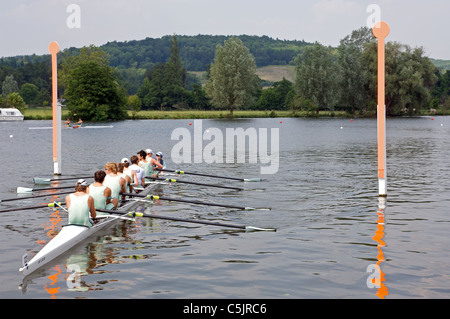 8 uomo equipaggio di canottaggio presso il cancello di partenza, Henley Royal Regatta Foto Stock