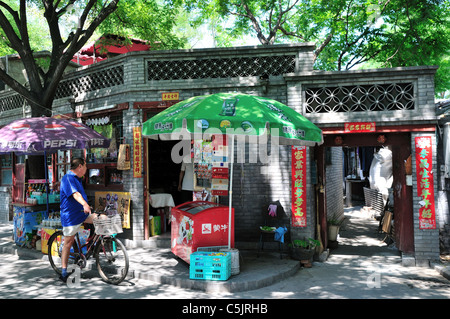 Supporto di bevande in stile tradizionale hutong alley modo. Pechino, Cina. Foto Stock