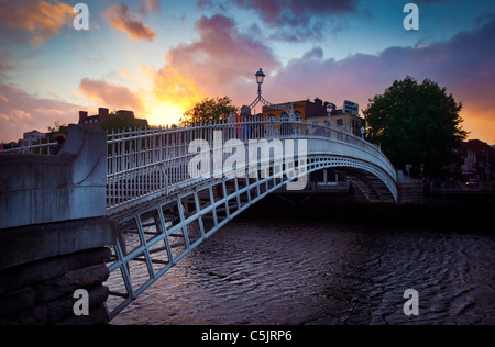 Liffey, o Ha'penny, Bridge a Dublino in Irlanda al crepuscolo Foto Stock