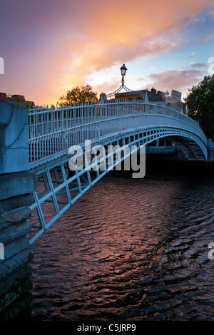 Liffey, o Ha'penny, Bridge a Dublino in Irlanda al crepuscolo Foto Stock