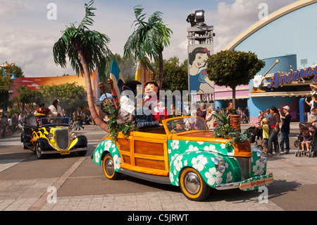 Le stelle di 'n' parata di vetture con Lilo e Stitch a Disneyland Paris in Francia Foto Stock