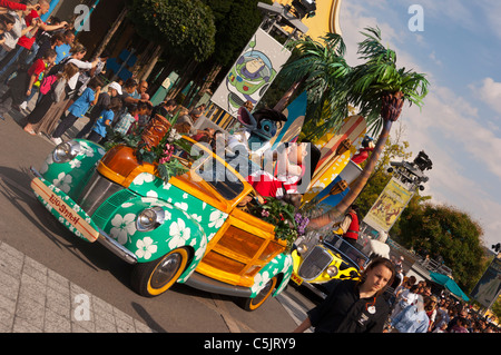 Le stelle di 'n' parata di vetture con Lilo e Stitch a Disneyland Paris in Francia Foto Stock