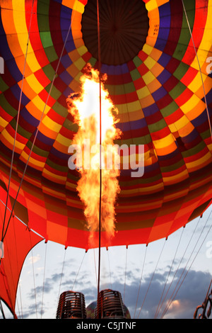 Le fiamme da getti in una mongolfiera mentre battenti, ritratto, copia Spazio, area di ritaglio, sfondo con cielo nuvoloso Foto Stock