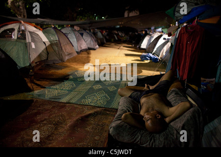 Gli israeliani in Campeggio in tenda città composto in Rothschild avenue a Tel Aviv durante una manifestazione di protesta contro il vertiginoso aumento dei prezzi di alloggiamento in Israele. La giustizia sociale protestare anche chiamato tende protesta erano una serie di manifestazioni in Israele a partire dal mese di luglio 2011 coinvolge centinaia di migliaia di manifestanti da una varietà di socio-economica opponendosi al continuo aumento del costo della vita in particolare l'alloggiamento. Foto Stock