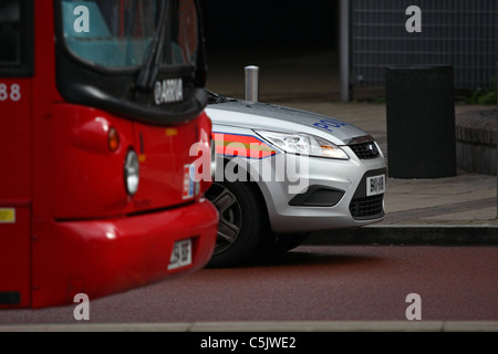 Il naso di una polizia parcheggiate auto accanto alla parte anteriore di un parcheggiato double decker bus in Londra Foto Stock