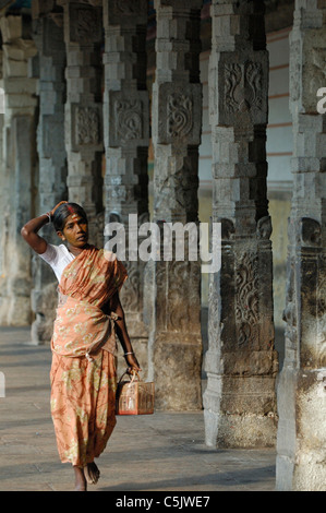 Donna indiana all'interno dello Sri Minakshi Tempio di Madurai. India, nello Stato del Tamil Nadu, Madurai, 2005. N versioni disponibili. Foto Stock