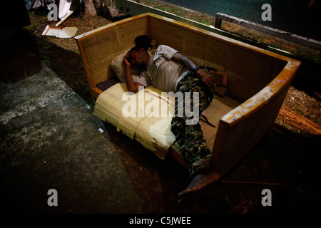 Senzatetto persona che dorme in via .Tel Aviv Israele Foto Stock