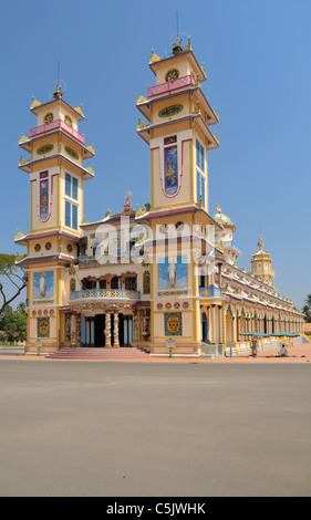 Asia, Vietnam, Tay Ninh nr. La città di Ho Chi Minh (Saigon). Cao Dai Santa Sede a Tay Ninh. Cao Dai Grande Tempio divino (costruito Foto Stock