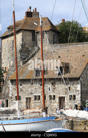 Imbarcazione a vela in legno "Rose de Savannah' con la Lieutenance in background all'interno del porto di Honfleur, Normandia, Francia Foto Stock