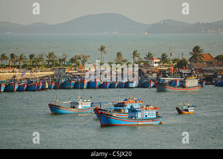Asia Vietnam Nha Trang. Cai estuario del fiume. Nha Trang la flotta peschereccia mori sul fiume Cai appena a nord del centro della citta'. Foto Stock