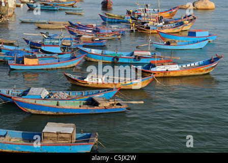 Asia Vietnam Nha Trang. Cai estuario del fiume. Nha Trang la flotta peschereccia mori sul fiume Cai appena a nord del centro della citta'. Foto Stock