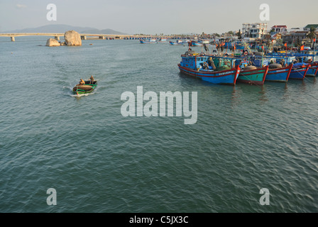 Asia Vietnam Nha Trang. Cai estuario del fiume. Nha Trang la flotta peschereccia mori sul fiume Cai appena a nord del centro della citta'. Foto Stock