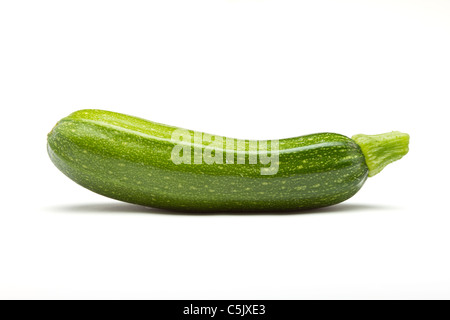 Unico Zucchine Zucchine o da basso prospettica isolata su bianco. Foto Stock