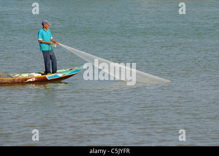 Asia, Vietnam, Hoi An. Fisher sul fiume Thu Bon vicino a Hoi An. Foto Stock