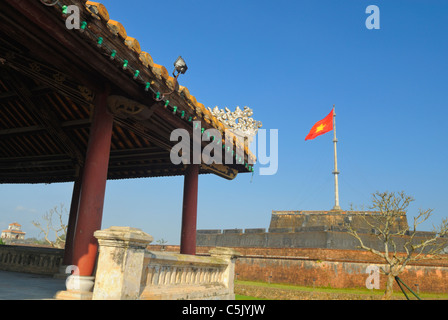 Asia, Vietnam, Tonalità. Torre di bandiera della cittadella. Designato un Sito Patrimonio Mondiale dell'UNESCO nel 1993, la tinta è onorato per il suo complesso Foto Stock