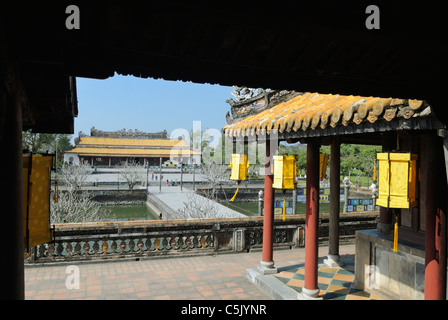 Asia, Vietnam, Tonalità. La cittadella di Hue, Città Imperiale, affacciato su Thai Hoa o pace suprema Palace dal cancello di ingresso Ong lun. Foto Stock